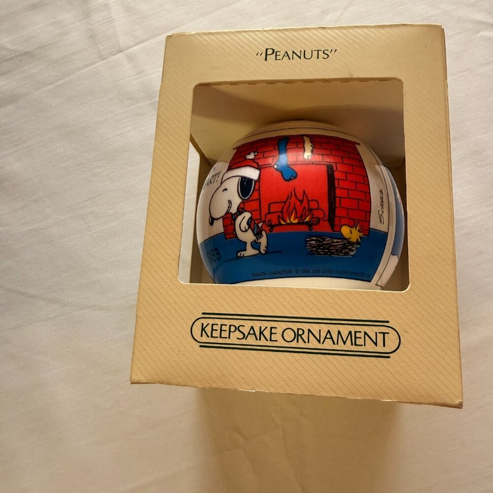 Hallmark Keepsake Unbreakable Satin Ornament  "Peanuts" 1983 in original box